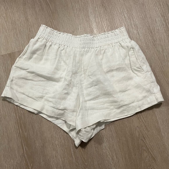 Reformation Mila Linen Shorts in white - Picture 2 of 6